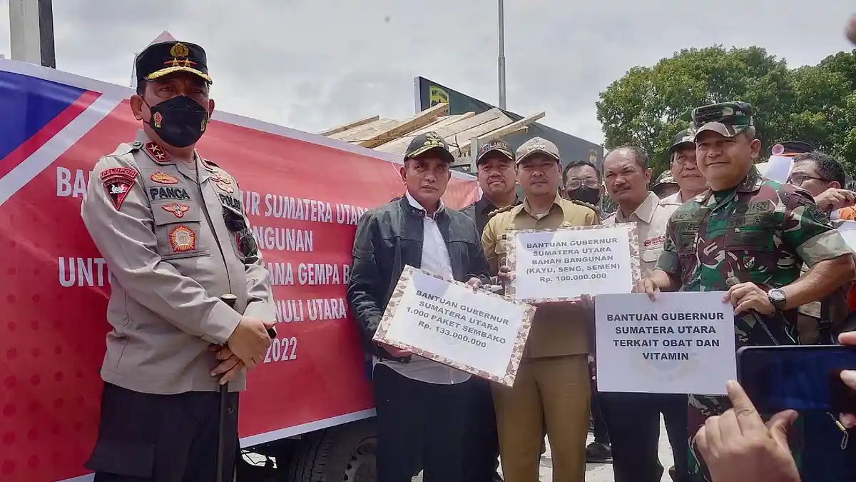 Tinjau Langsung Kondisi Taput, Gubernur Edy Rahmayadi Serahkan Bantuan Material Bangunan dan Sembako