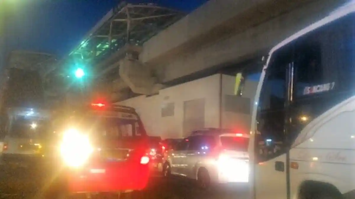Jalan Boulevard Raya Arah Bundaran Kelapa Gading Tersendat Malam Ini