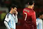 messi-dan-ronaldo-sedang-mengobrol-di-lapangan.jpg