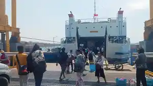Para-penumpang-memasuki-Ferry-di-terminal-2.jpg