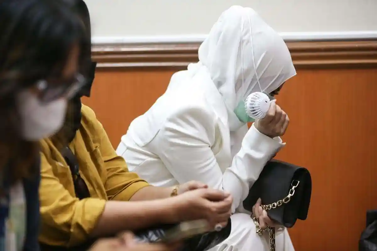 LIHAT Foto-foto Merthy Kushandayani, Istri Jenderal Tenteng Tas Mewah saat Hadiri Sidang Sang Suami