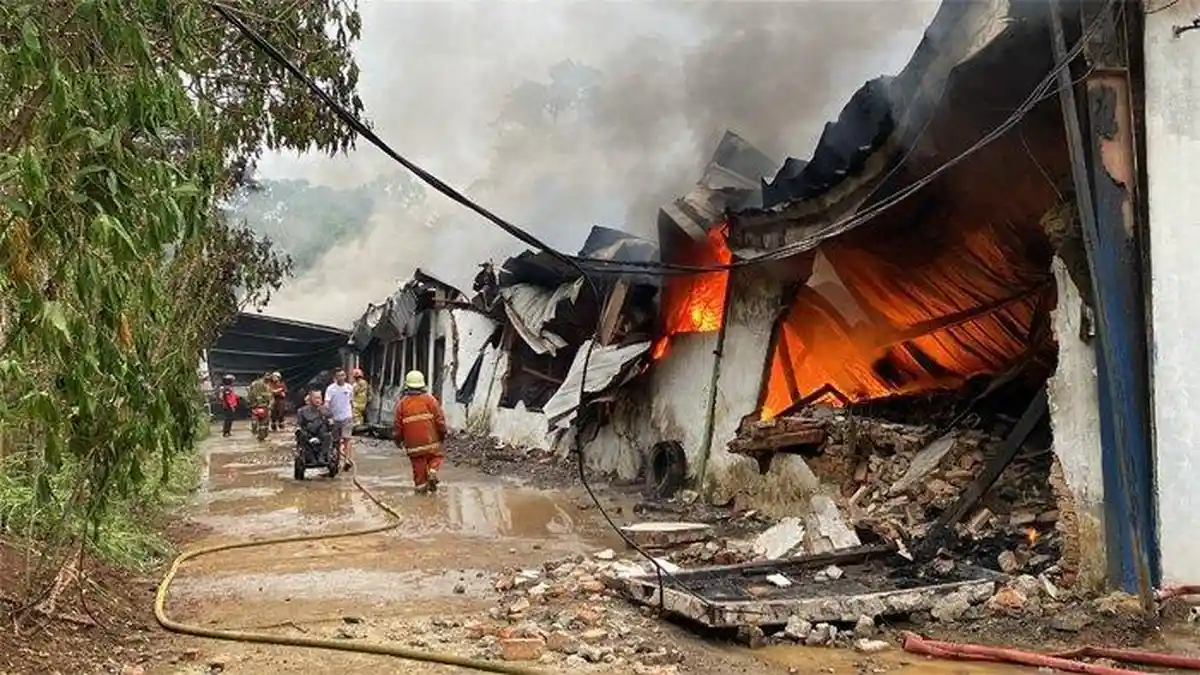 Pabrik Garmen di Bogor Kebakaran, Kerugian Ditaksir Capai Miliaran Rupiah