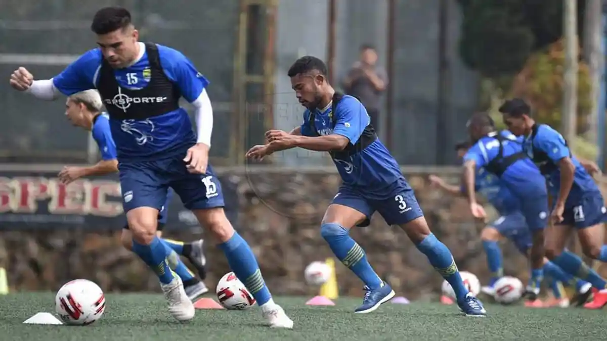 BERITA PERSIB - Pemain Persib Libur dan Latihan di Rumah, Begini Cara Pelatih Robert Memantau
