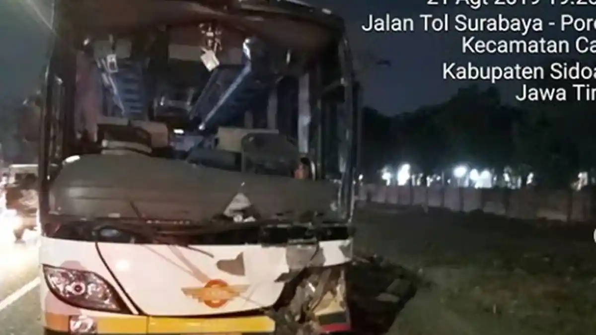 BREAKING NEWS: Lima Kendaraan, 3 Mobil, Bus & Truk Tabrakan Beruntun di Tol Sidoarjo