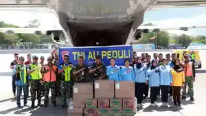 Komandan-Lanud-El-Tari-Kupang-foto-bersama-sebelum-mengantar-bantuan-erupsi-Lewotobi.jpg