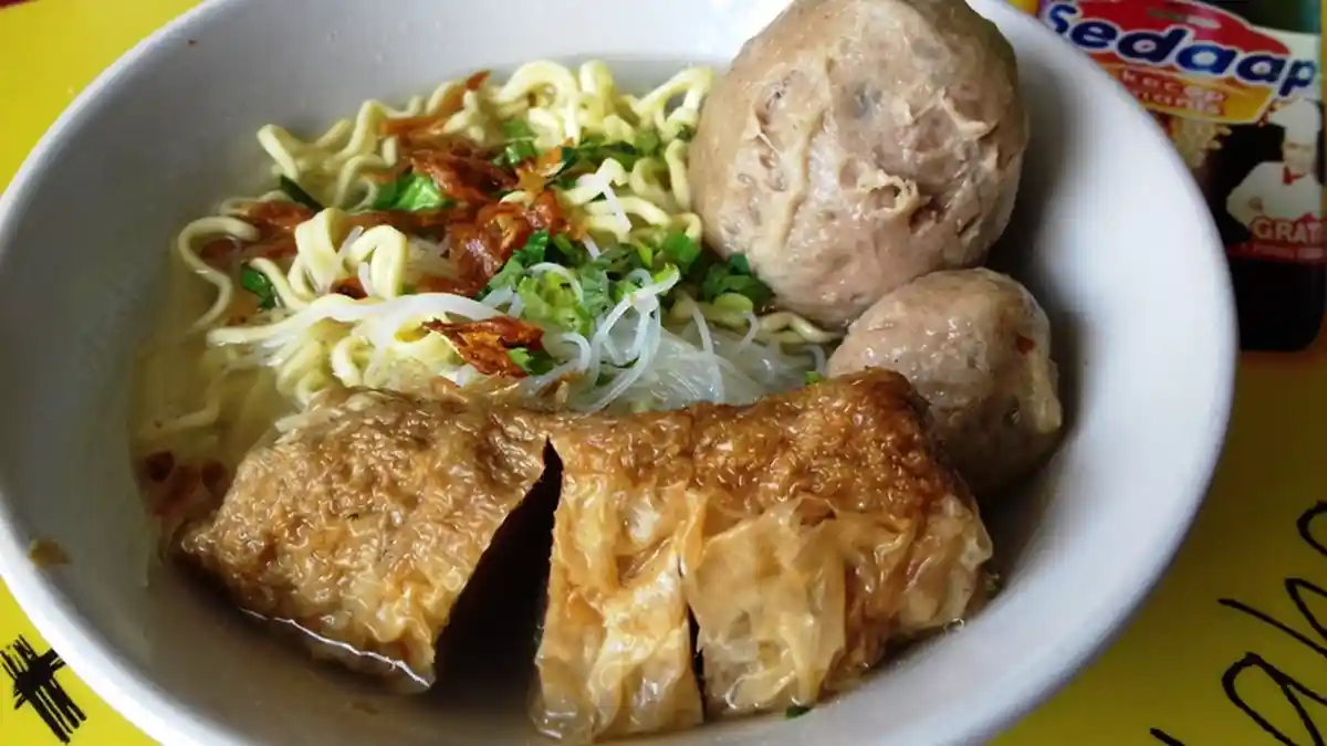 Bukan Sekedar Bakso Biasa, Yang di Bogor Ini Baksonya Digulung