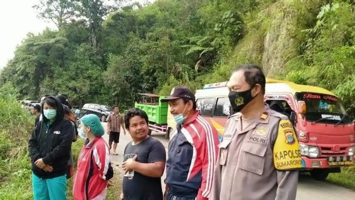 Sopir Ngantuk, Minibus Bawa 10 Orang Terjun ke Sungai, 3 Orang Hilang