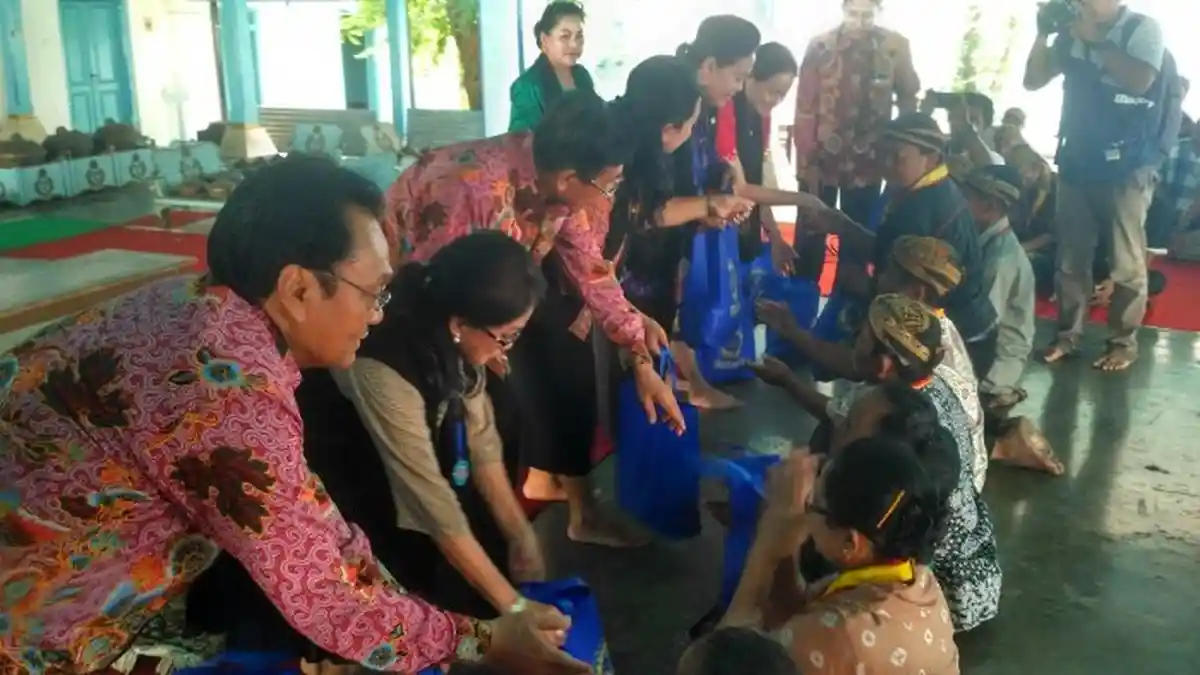 Para Abdi Dalem Keraton Solo Terima Sembako dari Komunitas Rotary Club Solo