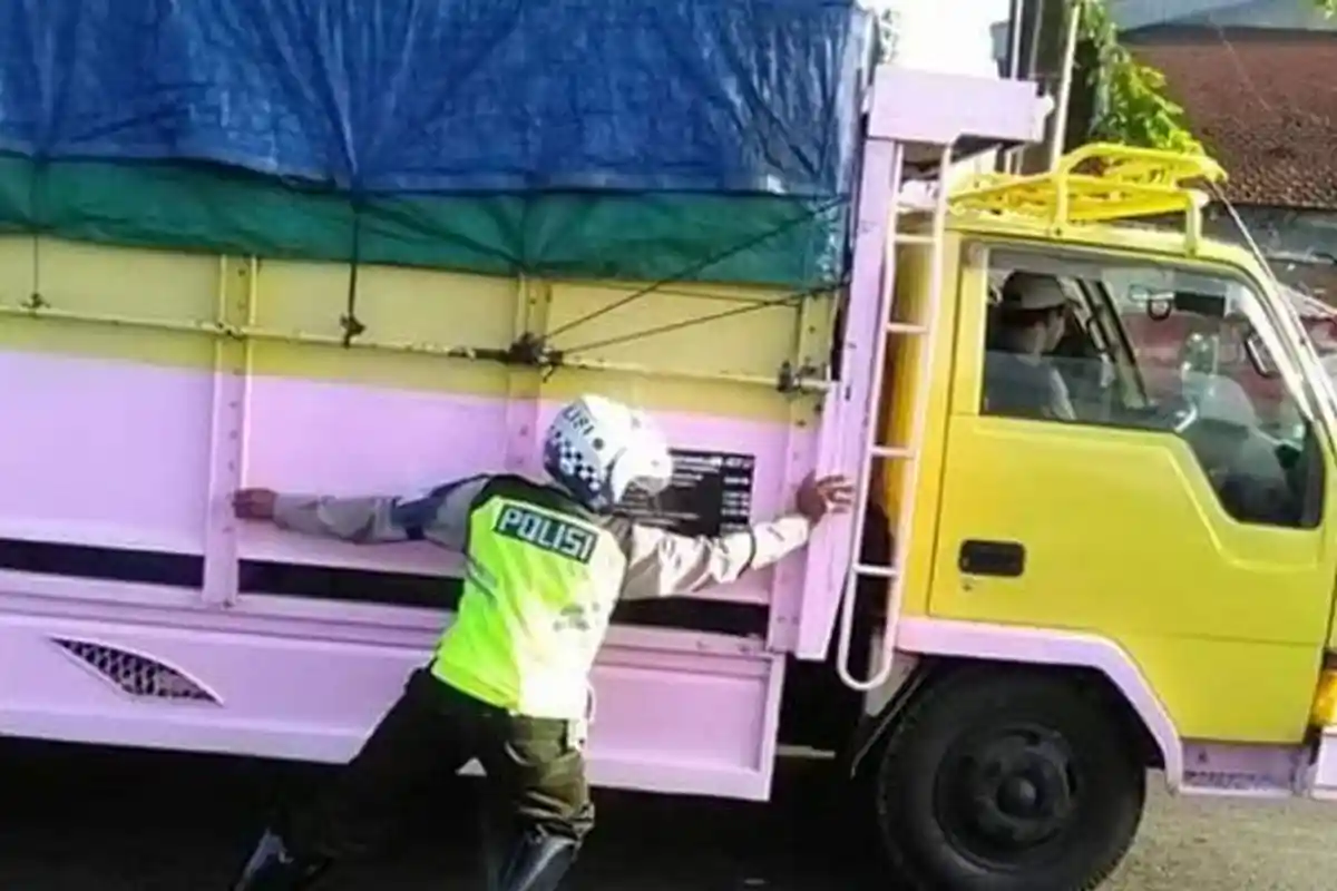 Polisi Dorong Truk Mogok di Mojokerto Jatim, Aksinya Dikata Netizen Cari Sensasi, Padahal. . .