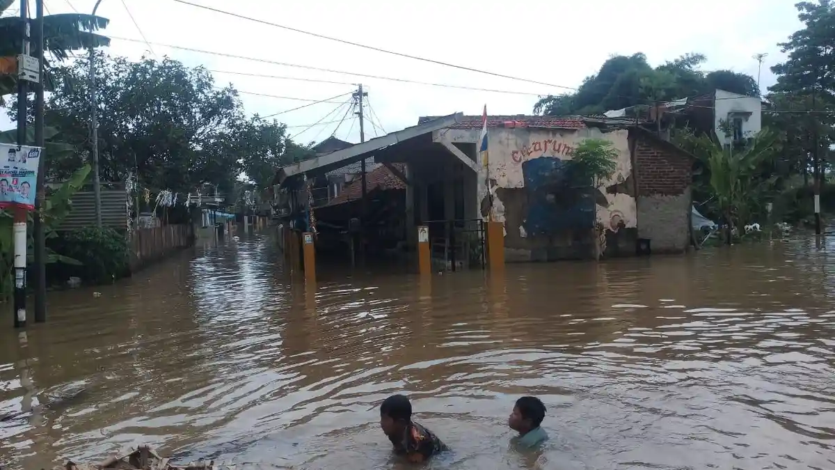Banjir di Dayeuhkolot Bandung, Rabu Baru Sebatas Lutut, Sabtu Sudah 1,5 Meter