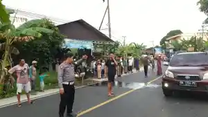 Penanganan-arus-lalulintas-oleh-Personel-Polres-HST-pasca-kecelakaan-di-Desa-Pemangkih.jpg