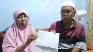 Kushayatun-saat-menunjukkan-tagihan-SPPT-dengan-nama-wajib-pajak-ibunya-Aisyah.jpg
