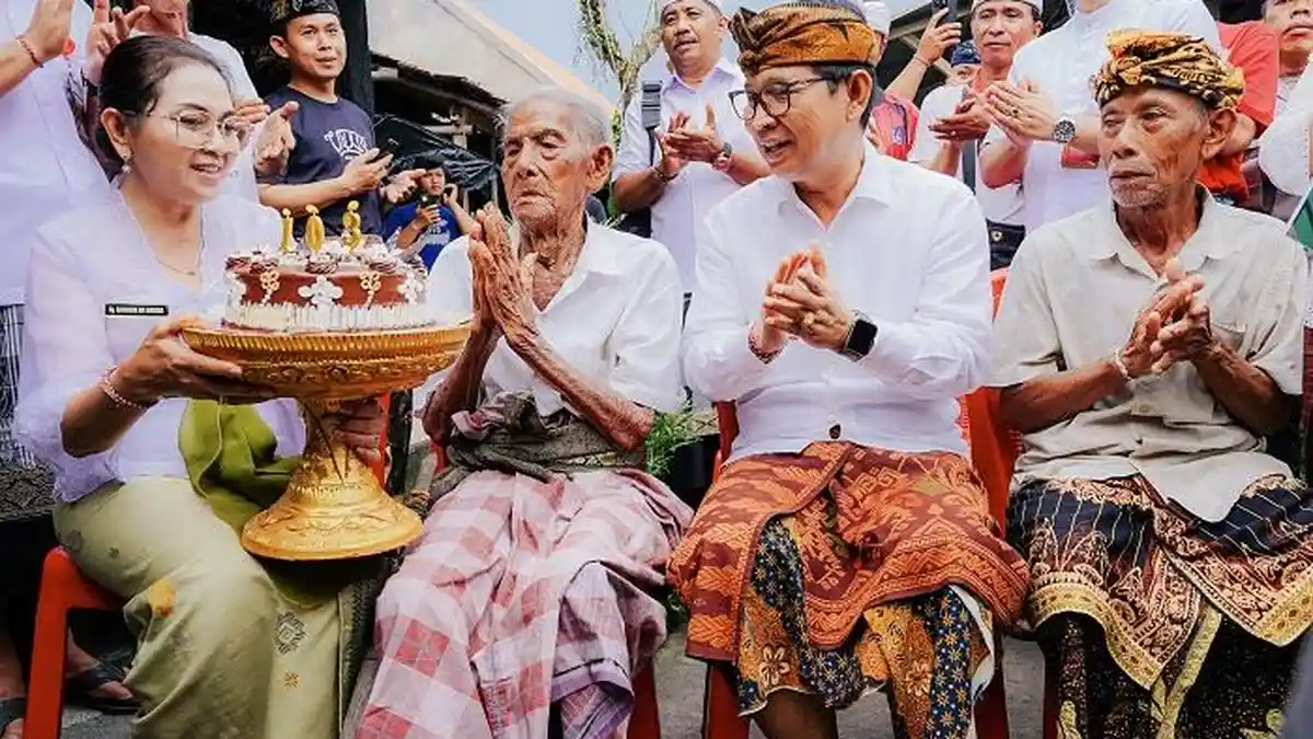 BUPATI Adi Arnawa Serahkan Penghargaan Usia Harapan Hidup 75 Tahun