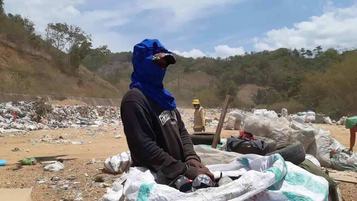 Cerita Emi, Rela Tempuh 18 KM untuk Mengais Sampah di TPA Talumelito demi Hidupi Keluarga