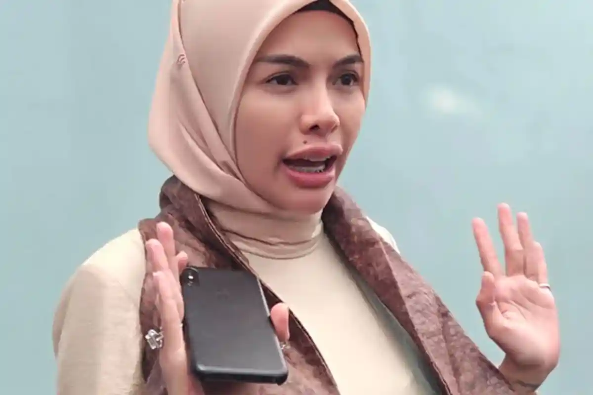 Nikita Mirzani Bicara Gaya Ceplas-ceplosnya: Nggak Ada Urusan Lah, Hijab Mah Hijab, Mulut Mah Mulut
