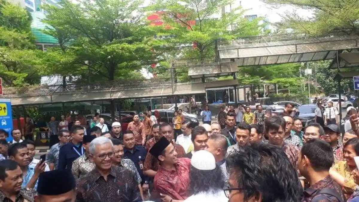 Sholat Jumat Bareng, Mitra Gojek Nilai Nadiem Tetap Bersahaja Meski Jadi Menteri