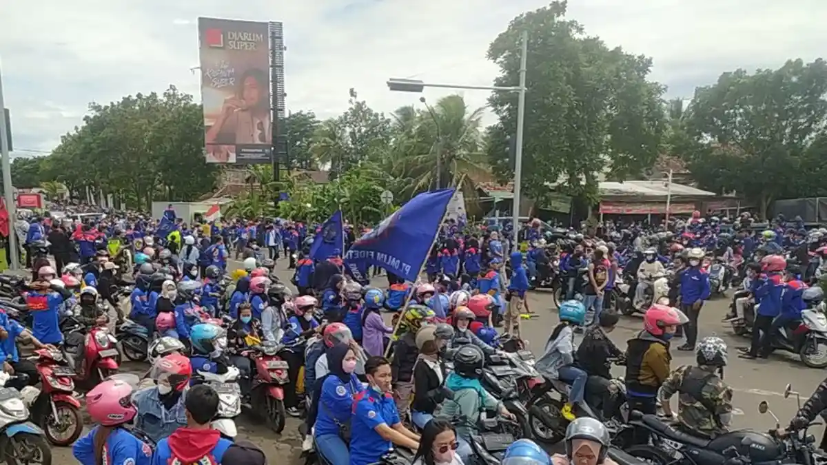 Jalan Nasional Cianjur-Bandung Lumpuh Diblokasi Massa Buruh