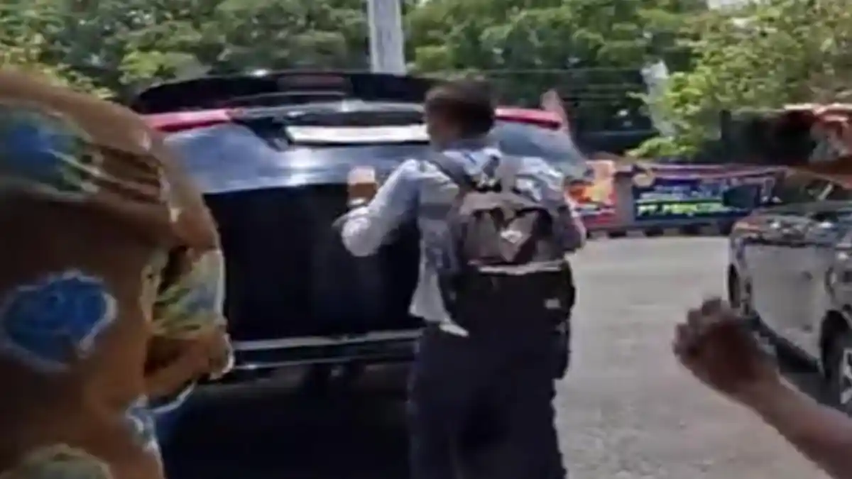 Usut Kasus Korupsi Dinas PUPR OKU, KPK Geledah Gedung DPRD OKU, Bawa Koper Berisi Dokumen Penting