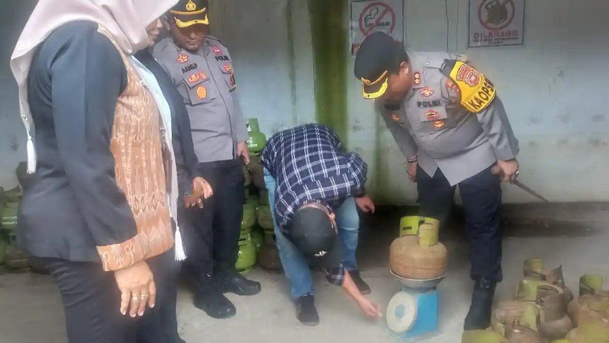 Kapolres Sintang, Disperindag dan Pertamina Lakukan Sidak ke Sejumlah Pangkalan