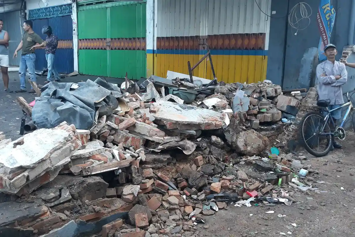 2 Kecelakaan Maut di Bandar Lampung, Sepasang Kekasih Tewas Ditabrak Tronton dan Xpander Tabrak PKL