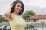maria-vania-pakai-legging-lapis-legit-disebut-istri-takut-video-maria-vania-lewat-di-fyp-suaminya.jpg