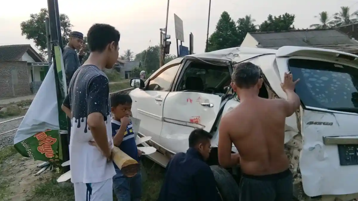 Avanza Veloz Ringsek Dihantam Babaranjang, Humas KAI: Kita Sudah Bunyikan Klakson Tiga Kali