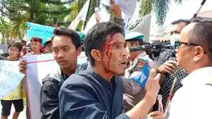 Aksi-Pecah-Kepala_Massa-demo-pecahkan-kepala-menggunakan-gelas.jpg