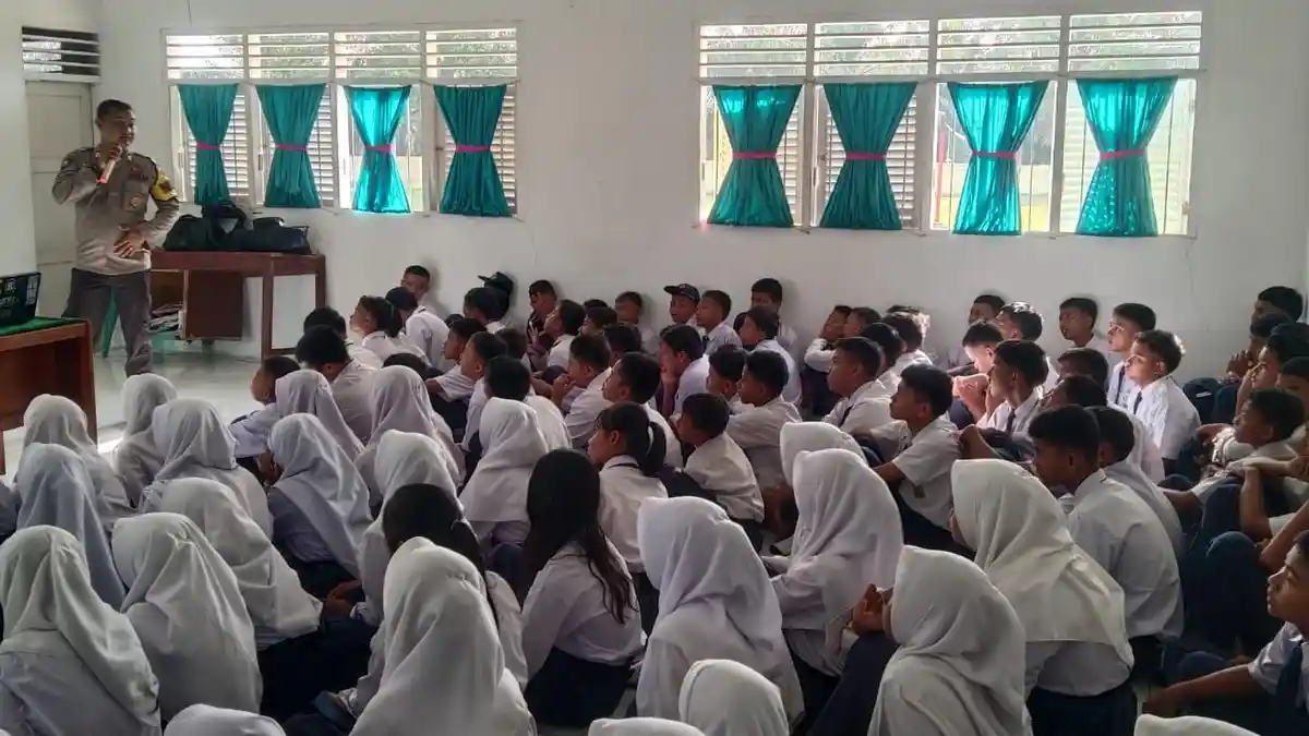 Bhabinkamtibmas Polres Padanglawas Edukasi Siswa SMP Perangi Narkoba dan Cegah Kenakalan Remaja