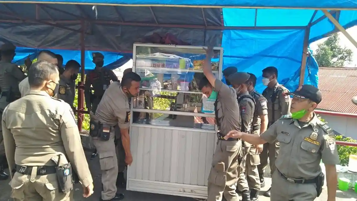 Lagi, Satpol PP Kota Padang Tertibkan Pedagang di Kawasan Jembatan Siti ...