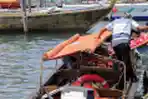 Perahu Motor Mengangkut Pasien Rujukan di Pulau Perbatasan