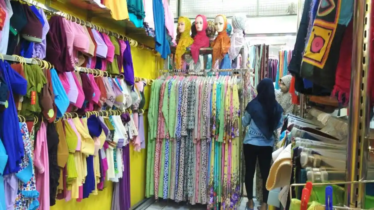 Menjelang Lebaran, Gudang Jilbab Tawarkan Gamis Murah