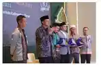 Pemenang-Ponpes-Unggulan-menerima-penghargaan-dari-Bank-Indonesia.jpg