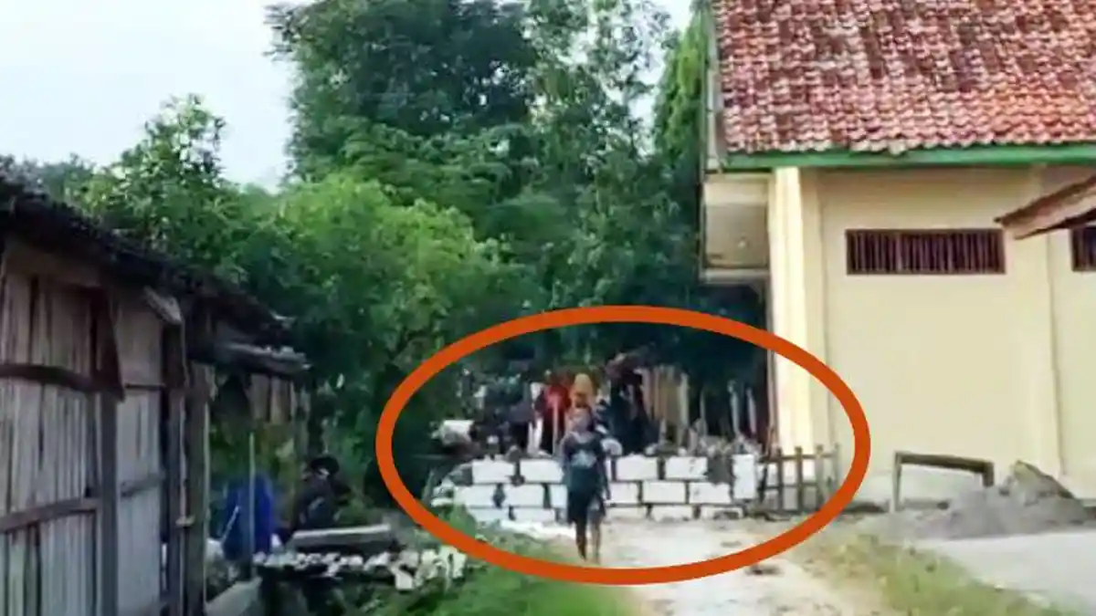 Viral Dua Kakek di Blora Jateng Ribut Saling Ejek Fisik, Warga Jadi Korban, Jalanan Kampung Ditembok
