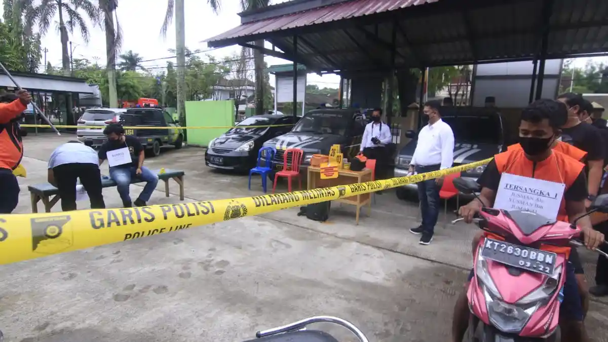 Rekontruksi Kasus Perampasan Terhadap Gusti Dwi Prasojo, Hadirkan Dua Tersangka