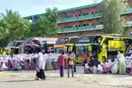 para-santri-ponpes-sunan-drajat-paciran-berangkat-pulang-ke-daerah-masing-masing.jpg