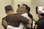 Ririn-Rifanto-terdakwa-pembunuhan-satu-keluarga-saat-berontak-ketika-diseret-petugas.jpg