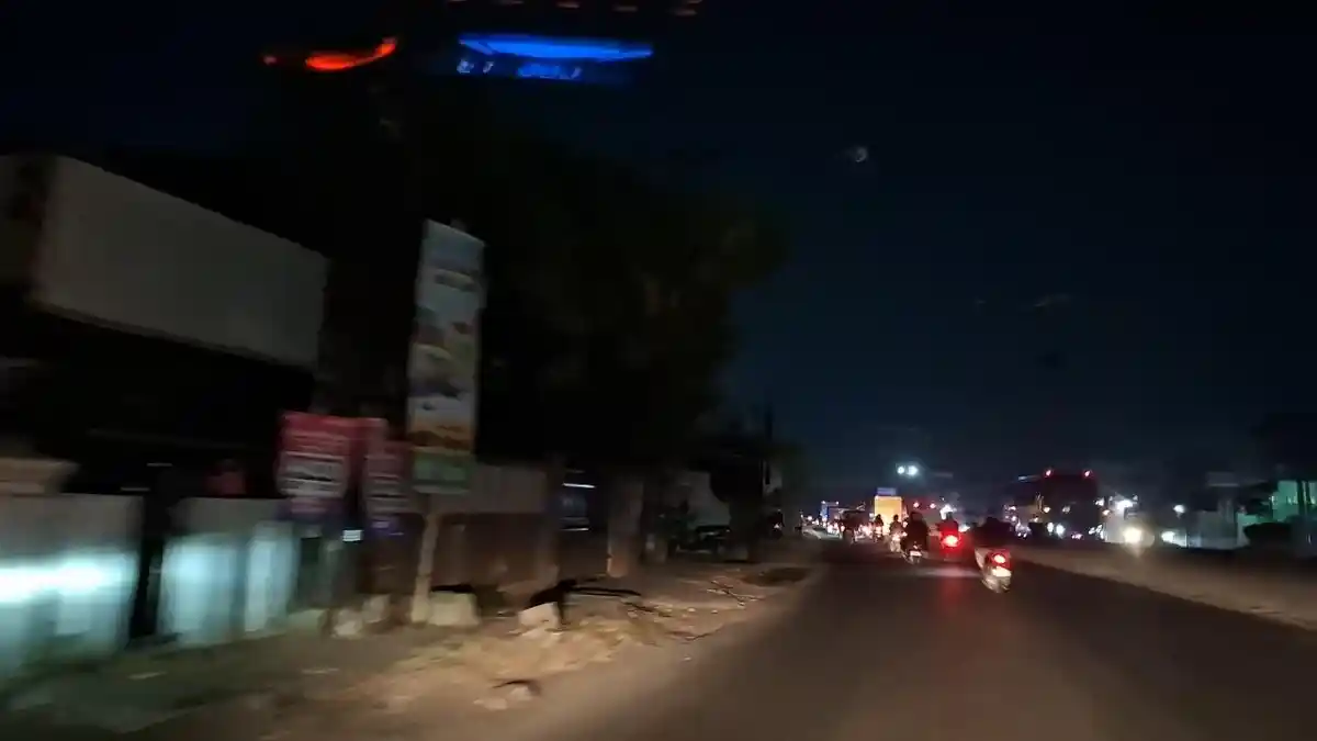 Warga dan Pelaku Usaha Keluhkan Pemadaman Listrik Bergilir di Karawang