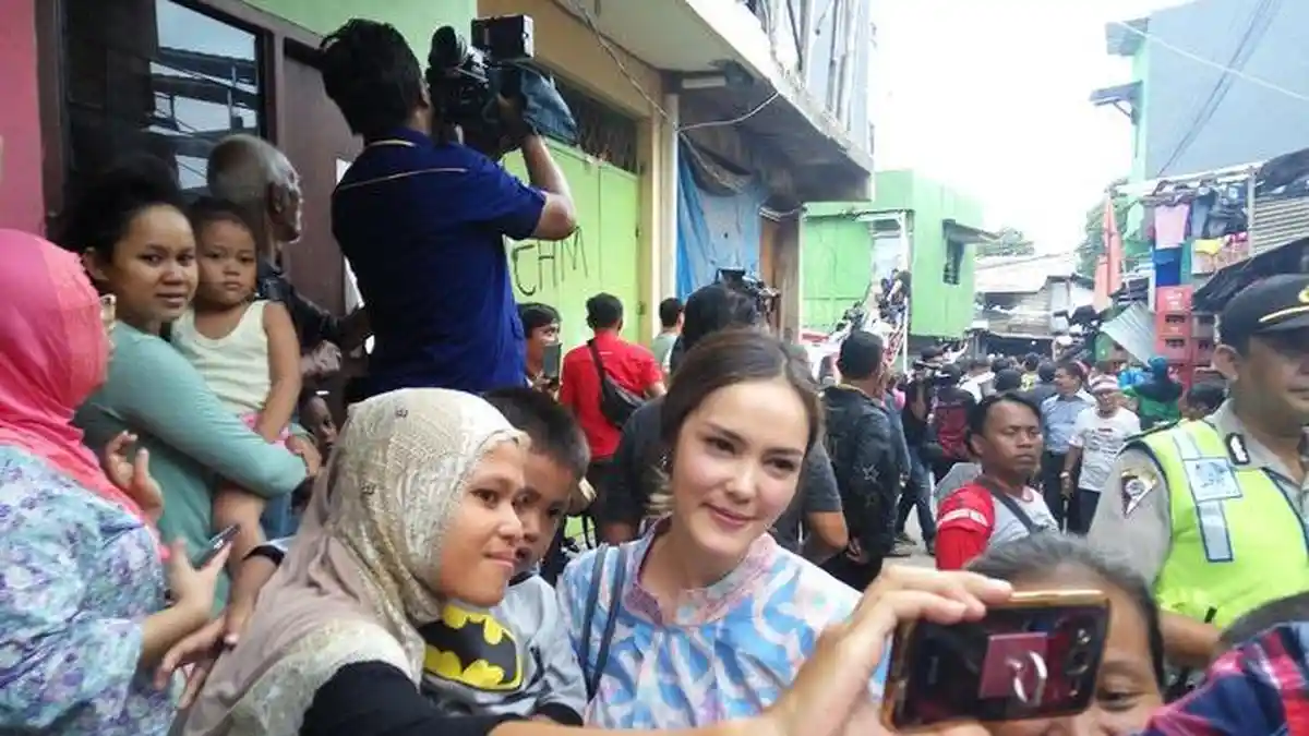 Sehari Sebelum Ahok Ditetapkan Jadi Tersangka, Cathy Sharon Ikut Blusukan