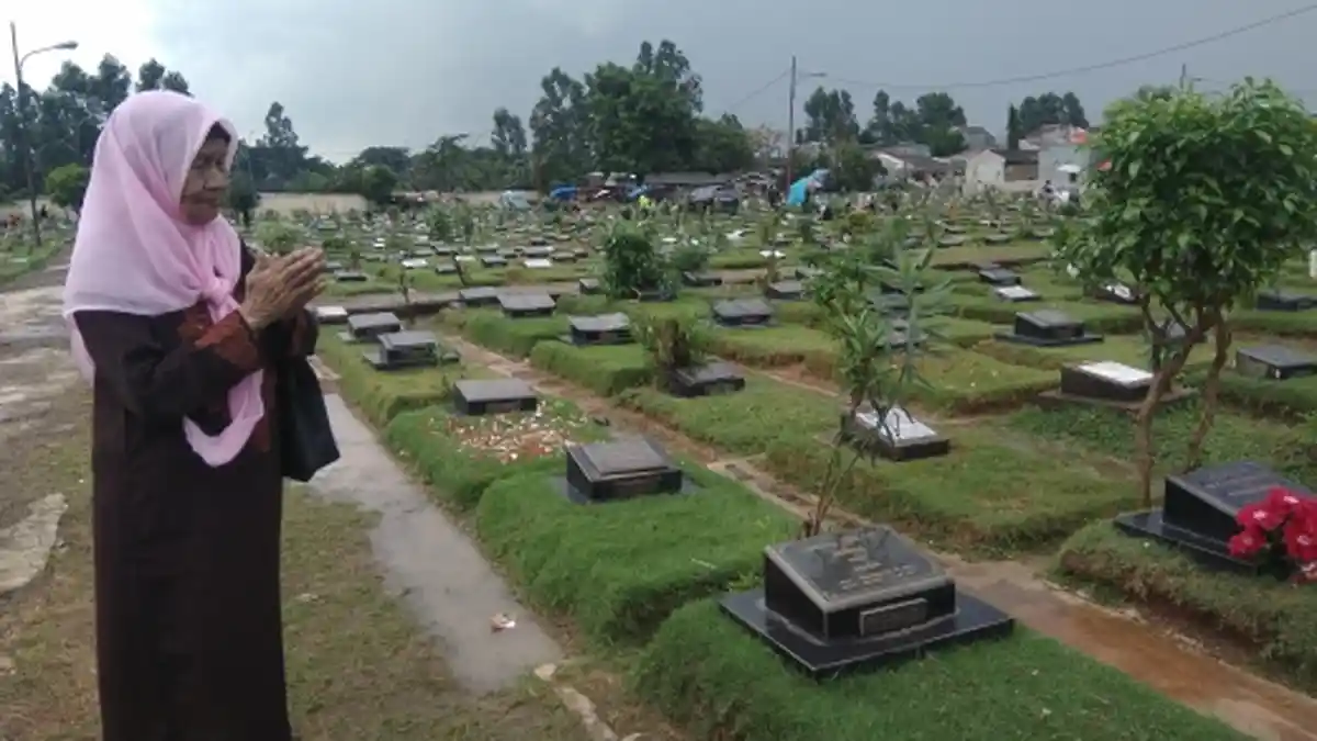 Banyak Peziarah TPU Malaka Berdoa di Makam Olga Syahputra