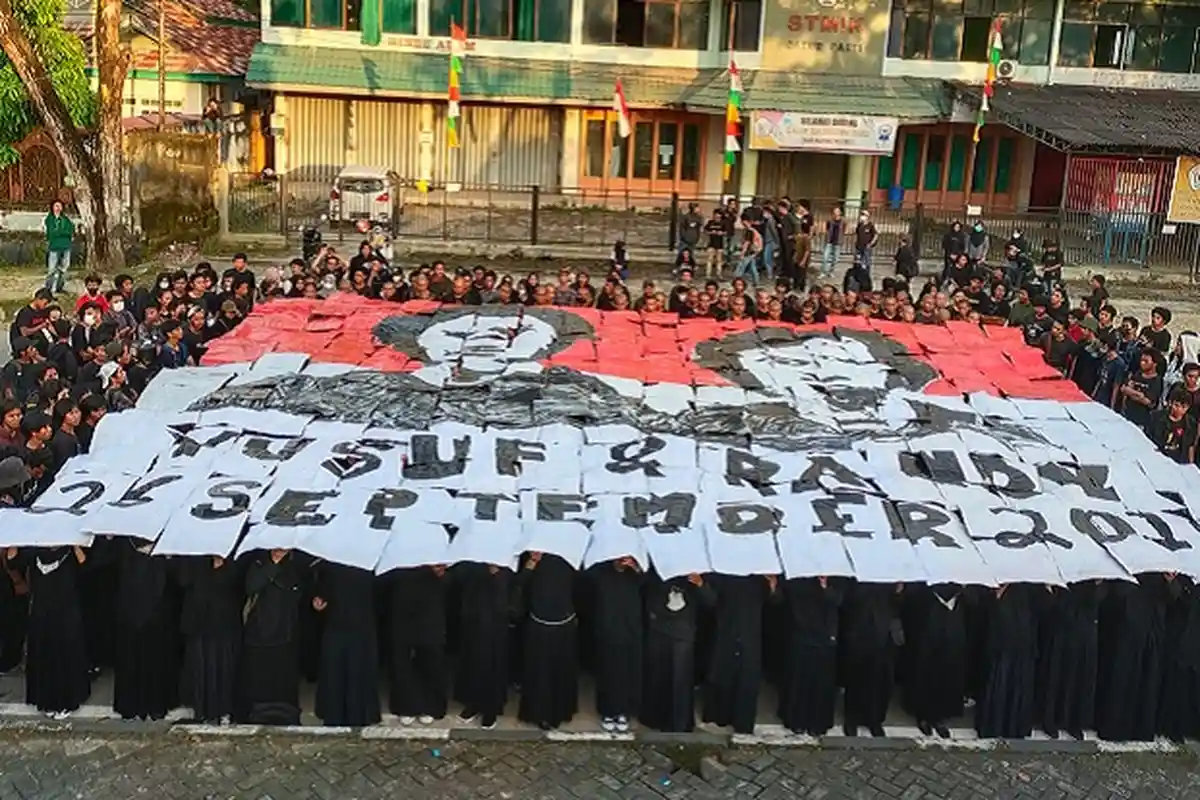 Mahasiswa Teknik & Vokasi UHO Kendari Bentuk Formasi Mozaik Wajah Randi dan Yusuf di Tengah Jalan