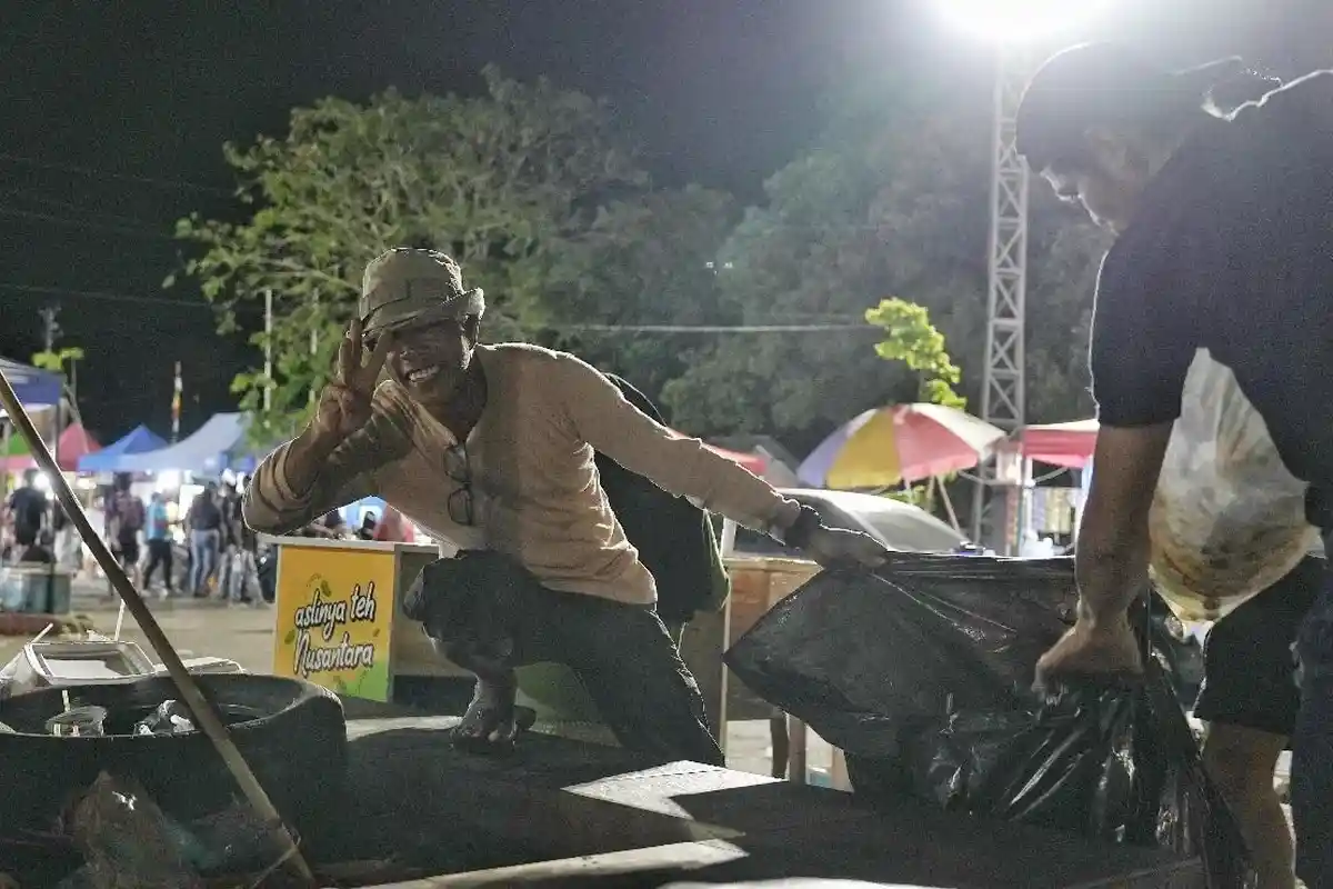 Salut! Tim IKLAS JUARA Bersama Warga Bersih-bersih Sampah Kampanye Akbar Paslon Lawan