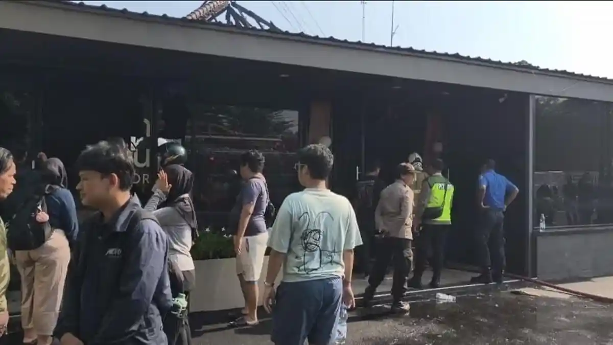 Kebakaran Hanguskan 85 Persen Cafe Bingo di Jalan Abdullah Lubis, 9 Unit Mobil Pemadam Dikerahkan