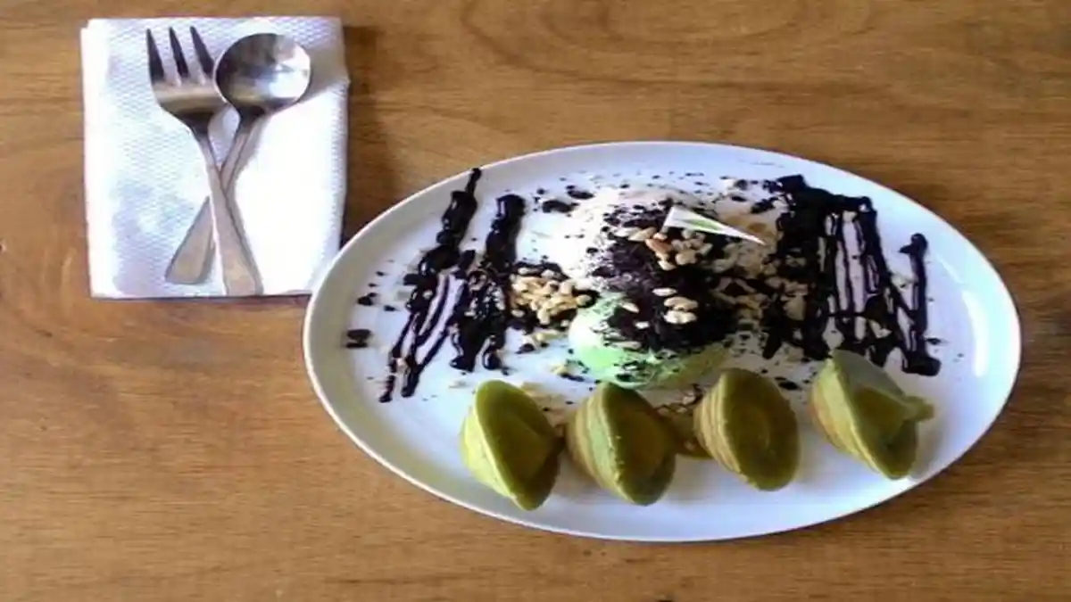 Slruupp. . . ! Nikmatnya Es Krim Sayur ala Masbash Monster Ice di Jalan Mataram - es-krim-sayur-toping-cokelat-ala-masbash-monster-ice_20160223_133950.jpg