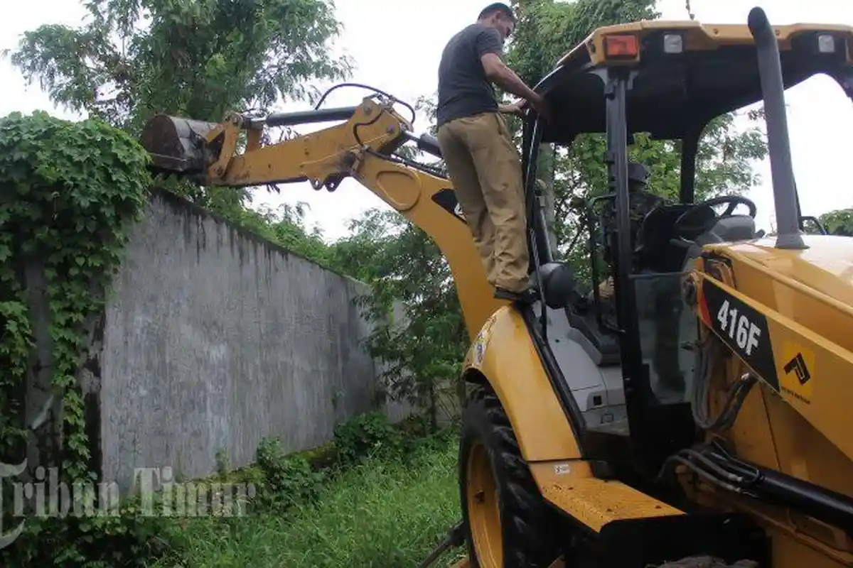 VIDEO: Tembok PT Timurama di Jl Hertasning Dirobohkan - pembongkaran-pagar-beton_20170315_004626.jpg