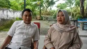 Mohammad-Hufron-dan-Fitri-Erna-dua-pengacara-dari-Lembaga-Bantuan.jpg