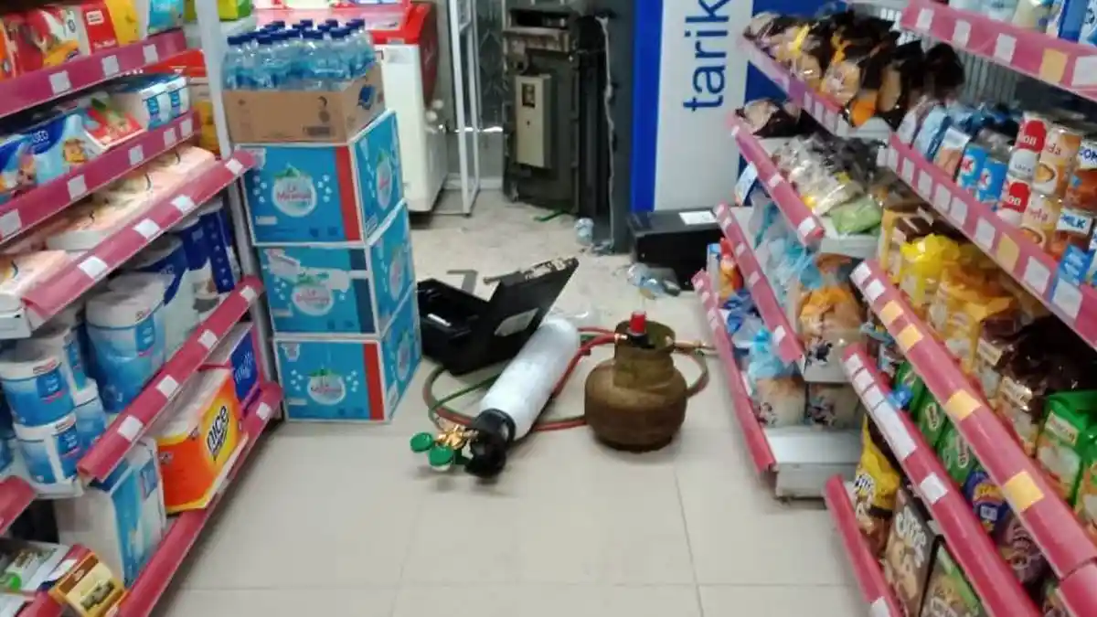 Bawa Kabur Uang, Pelaku Pembobolan ATM di Minimarket Way Kandis Tinggalkan Alat Las