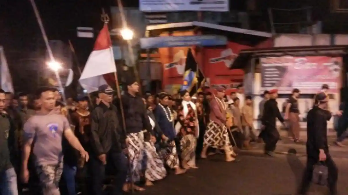 Suroan,  Warga Yogya Ikuti Ritual Keliling Benteng