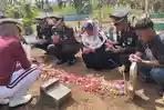 Memperingati-Hari-Bhayangkara-ke-78-Polres-Malang-ziarah-ke-makam-korban-Tragedi-Kanjuruhan.jpg