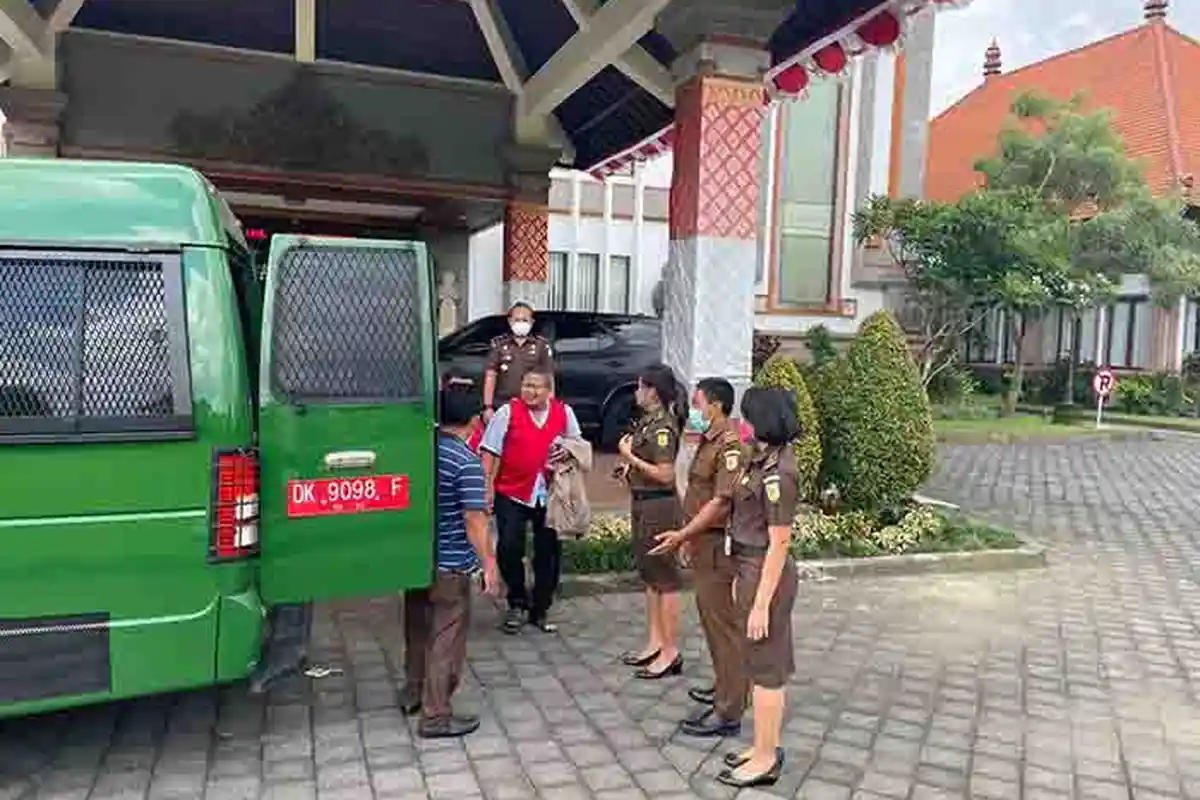 Diduga Palsukan Dokumen untuk Nikah Lagi, Abdul Munir dan Suraji Jalani Pelimpahan di Kejari Badung