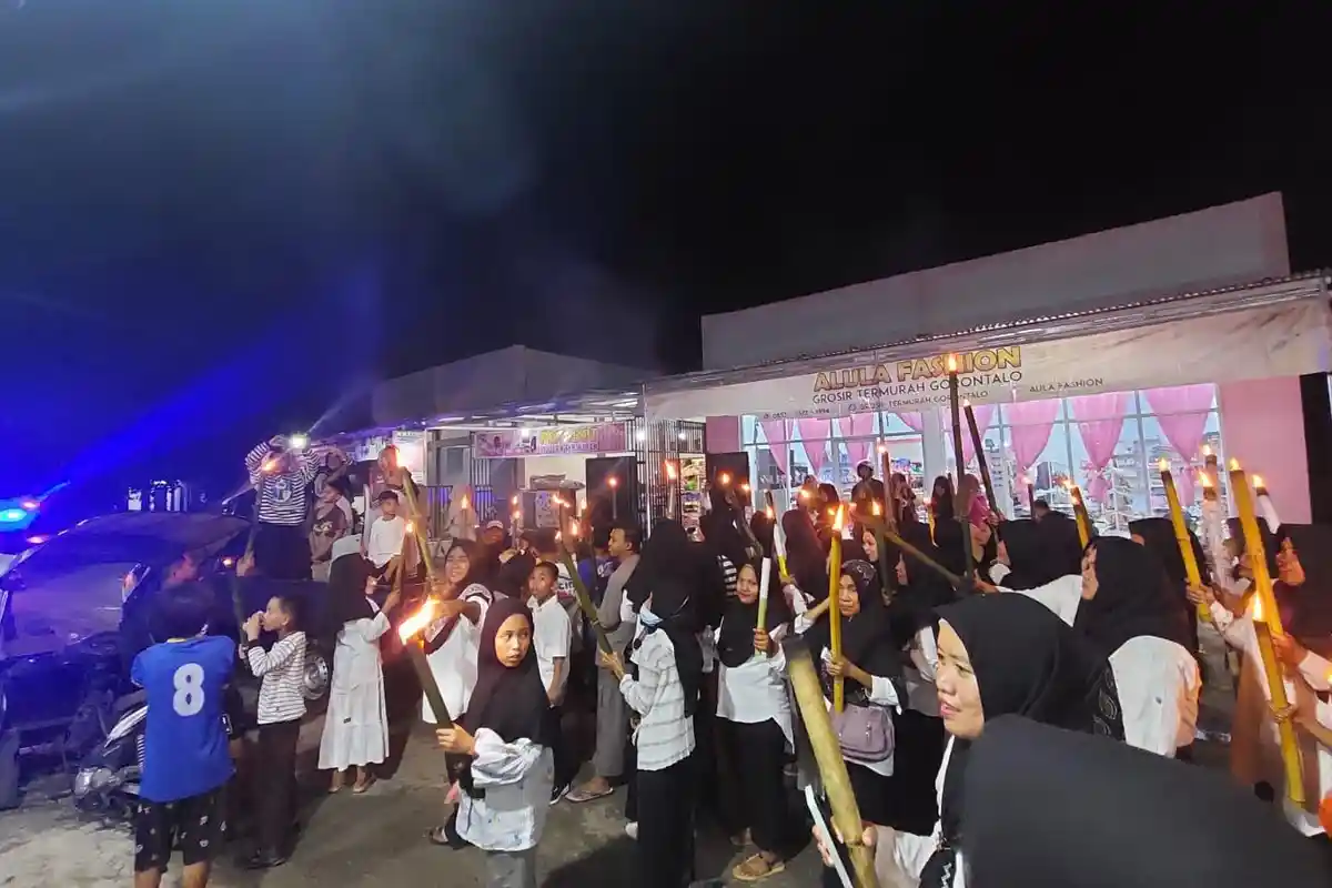 Ratusan Warga Desa Hulawa Pawai Obor Sambut Ramadhan, Berjalan 3 Km